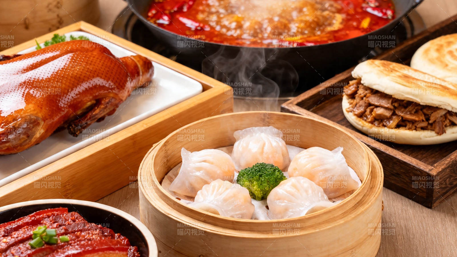 中式美食盛宴 烤鸭火锅小笼包图片