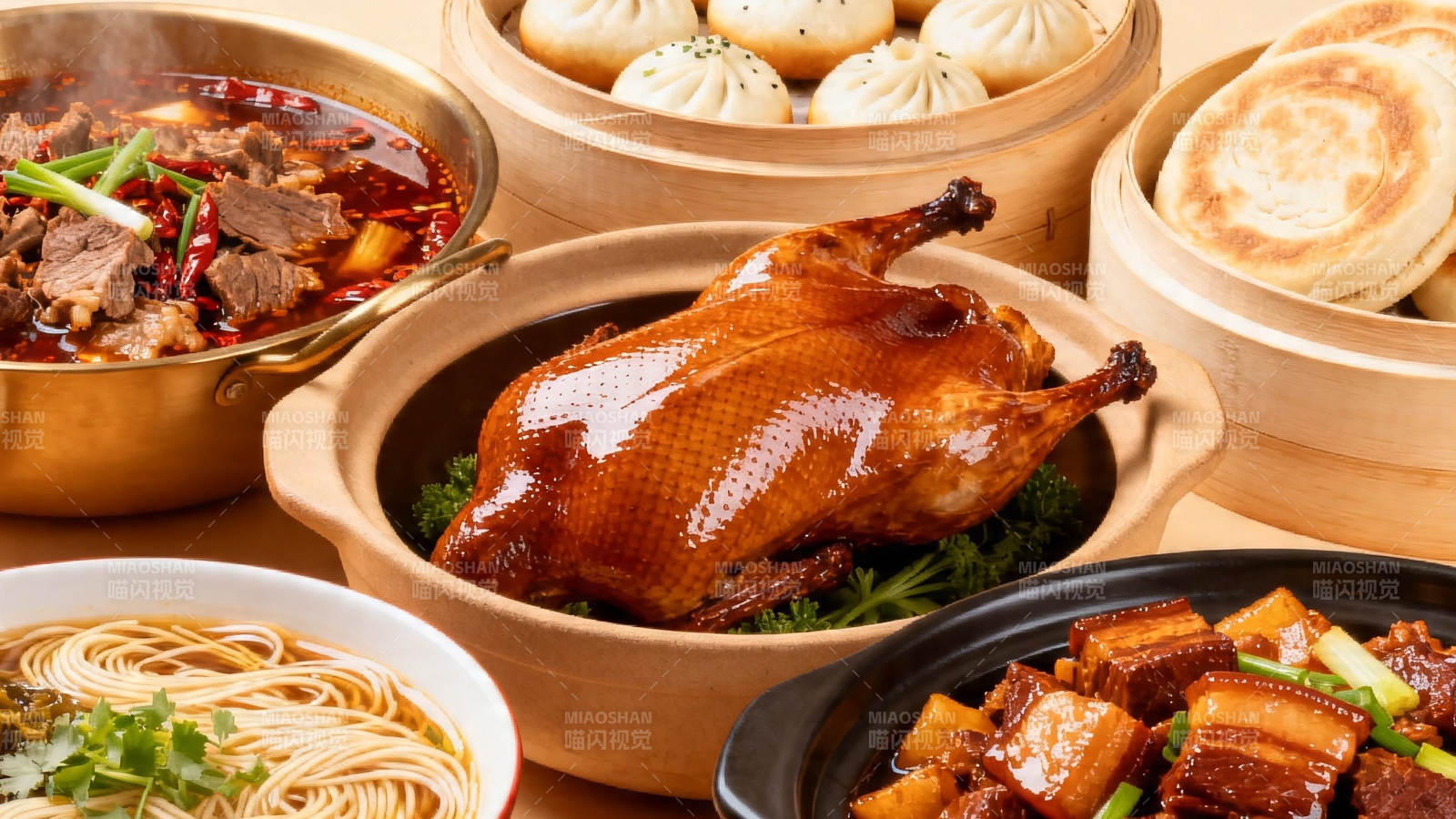 中式美食盛宴 烤鸭 包子 红烧肉等图片