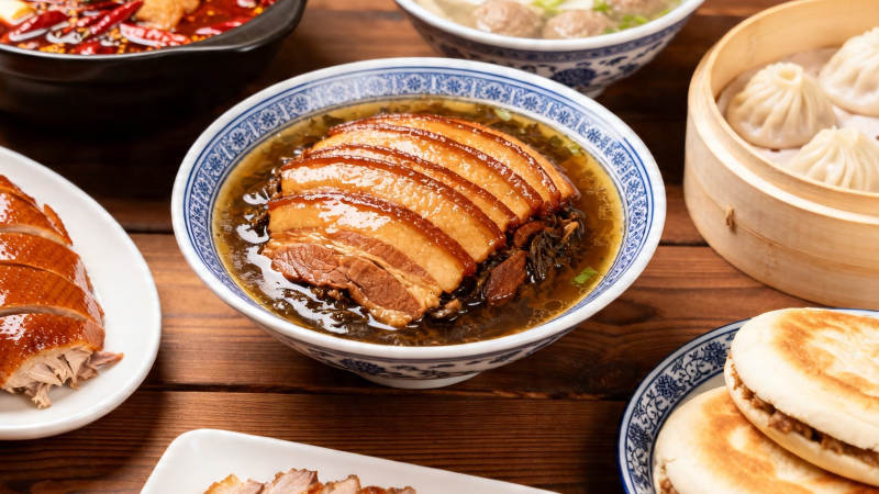 中式美食盛宴 扣肉 烤鸭 小笼包图片