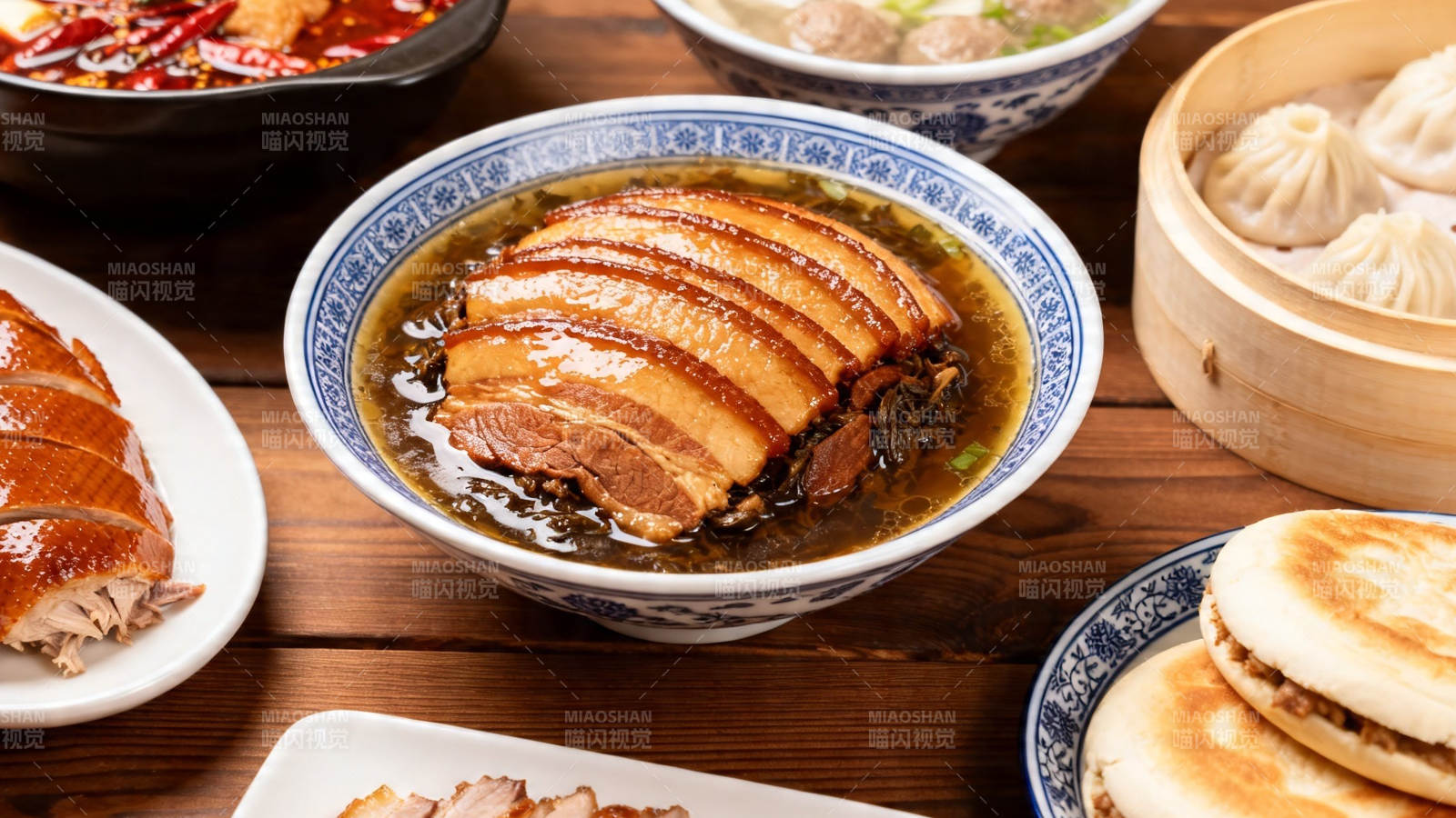 中式美食盛宴 扣肉 烤鸭 小笼包图片
