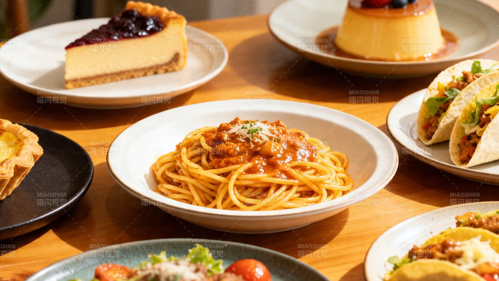 美食盛宴 意面甜点齐聚桌图片