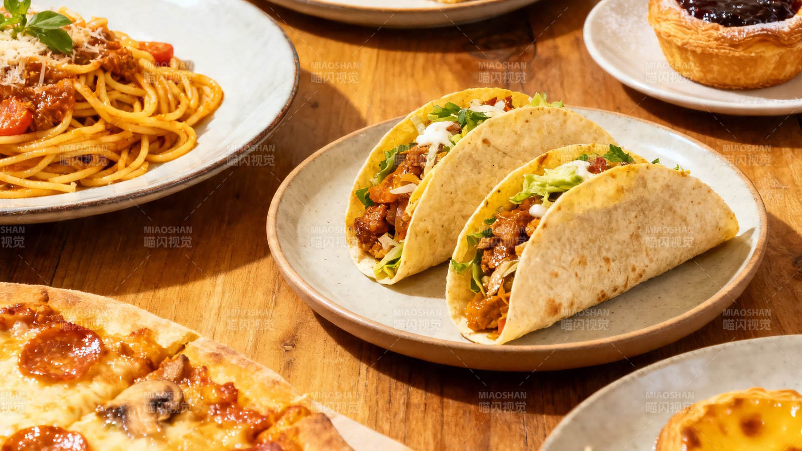 美食盛宴 意面塔可披萨同框图片