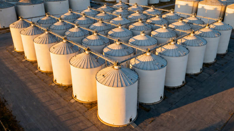 粮仓群日落光影图片