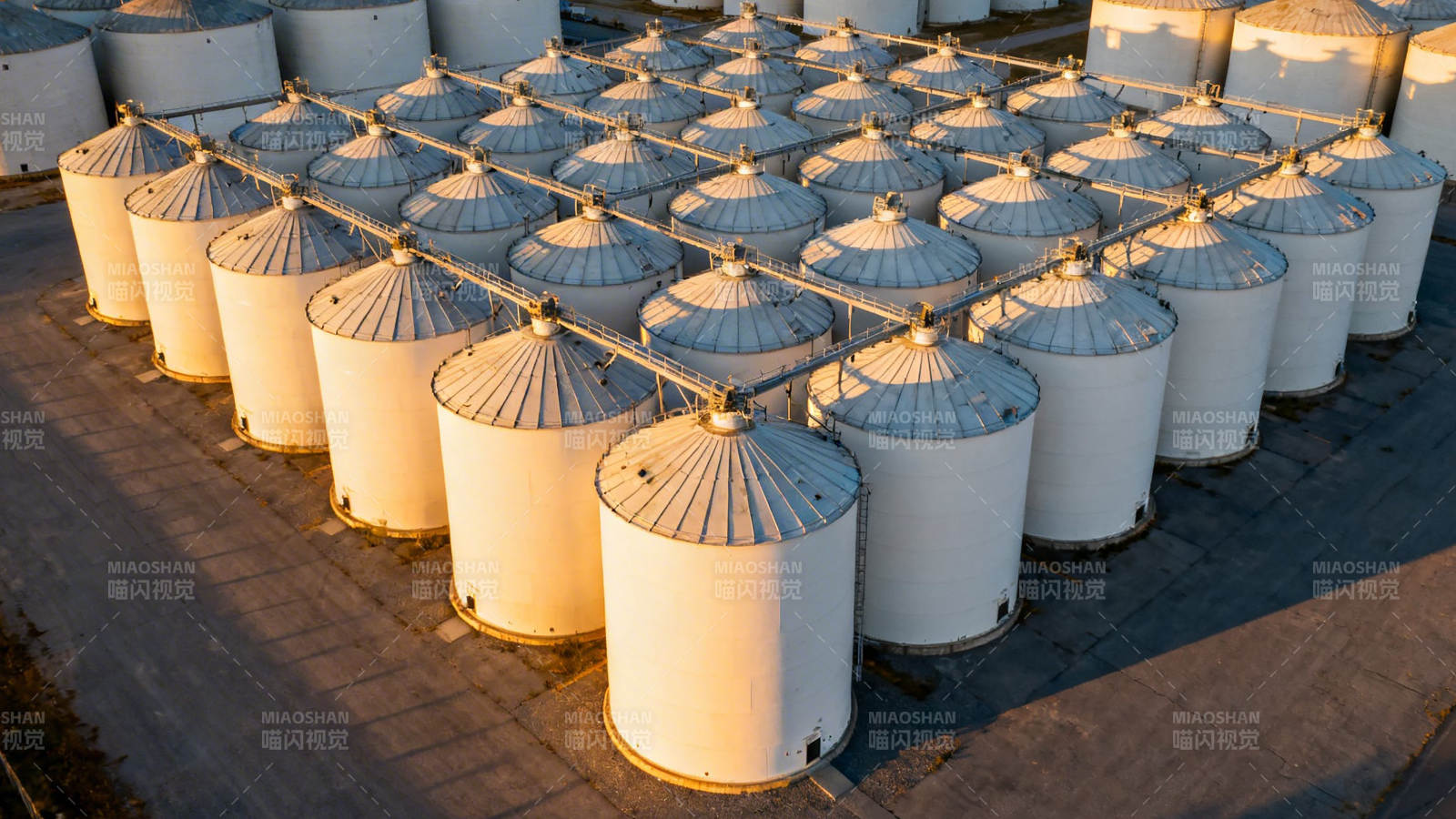 粮仓群日落光影图片