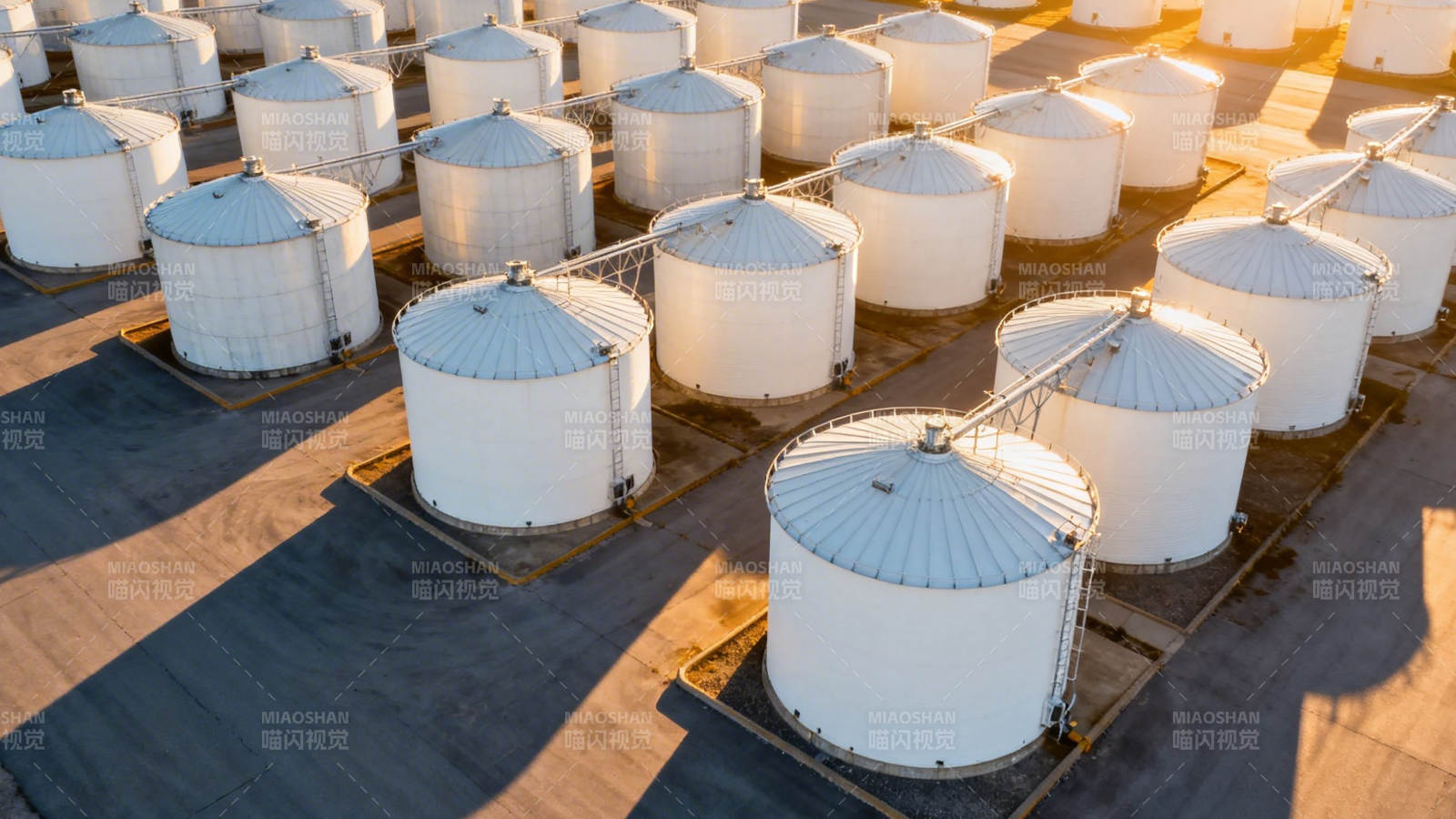 粮仓群日落光影图片