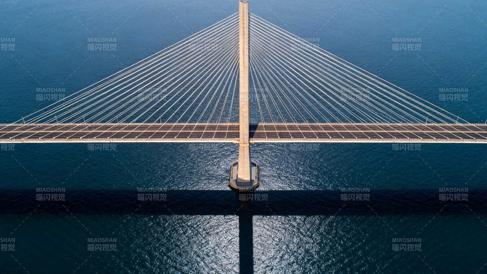 跨海斜拉桥航拍全景图片