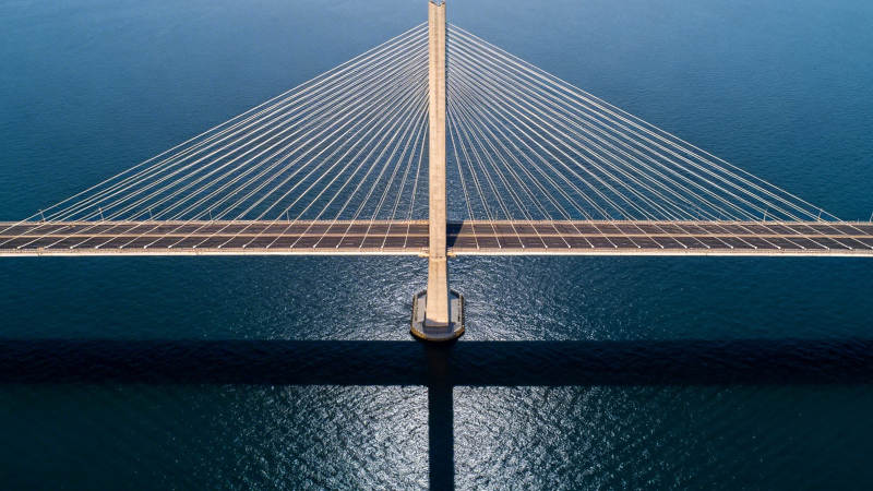 跨海斜拉桥航拍全景图片