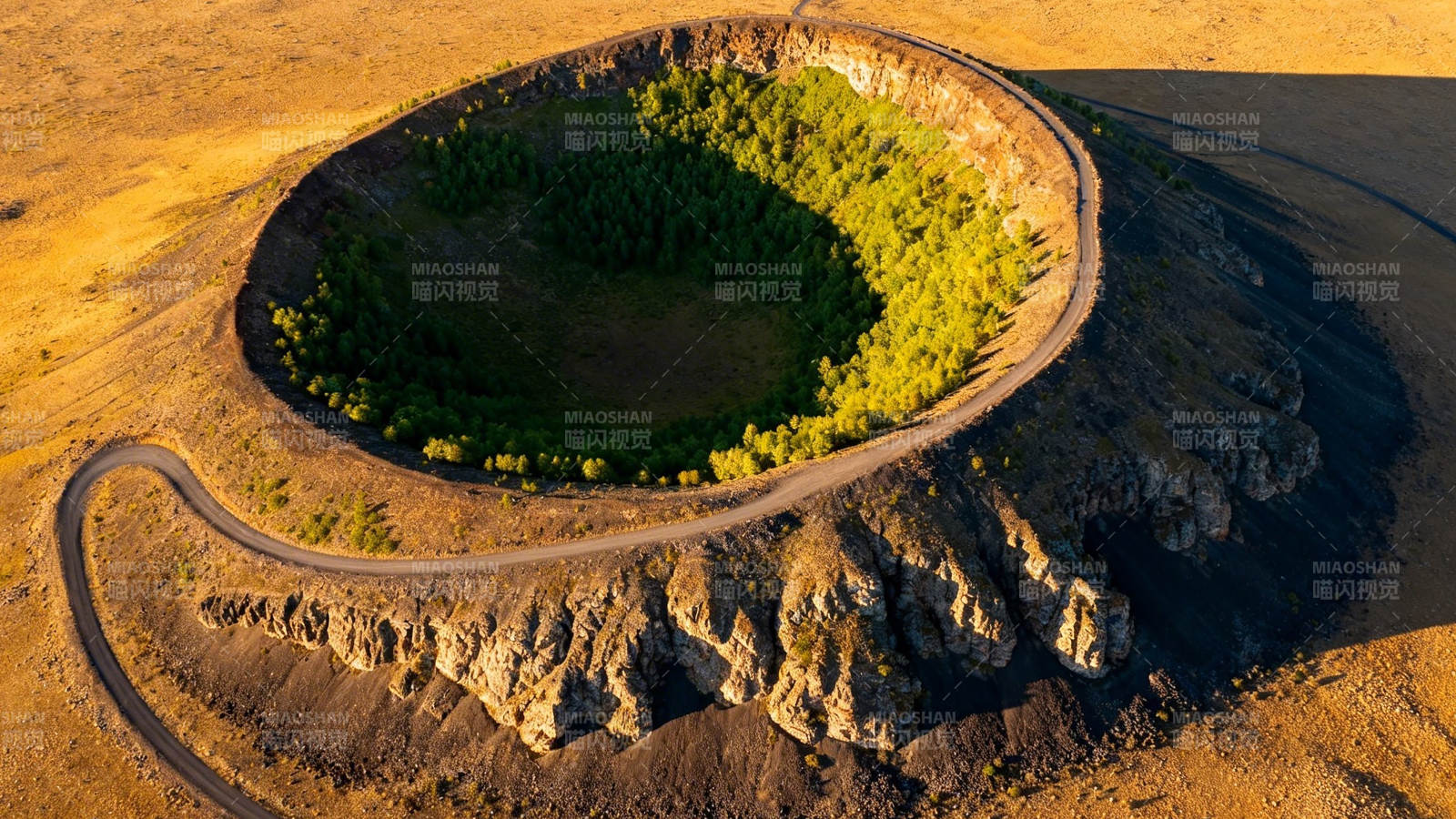 火山口绿岛 荒漠中的奇迹图片