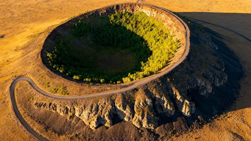 火山口绿岛 荒漠中的奇迹图片