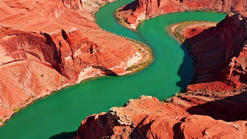 红岩碧水蜿蜒流图片