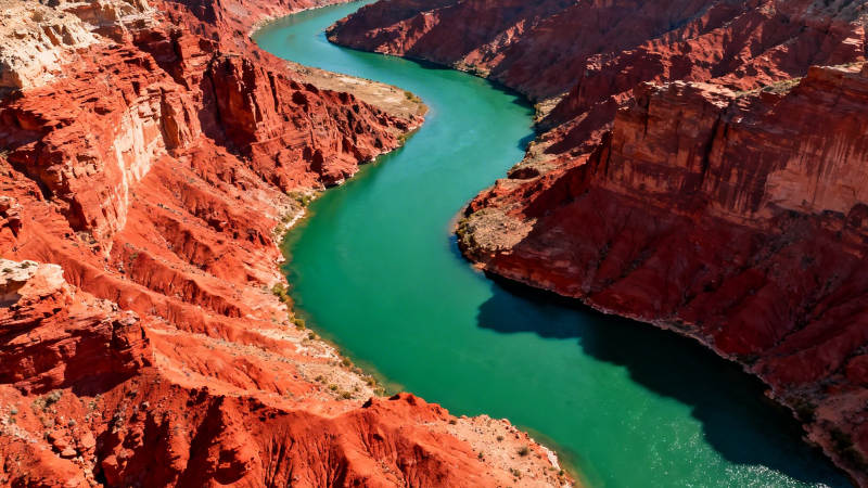 红岩碧水蜿蜒流图片