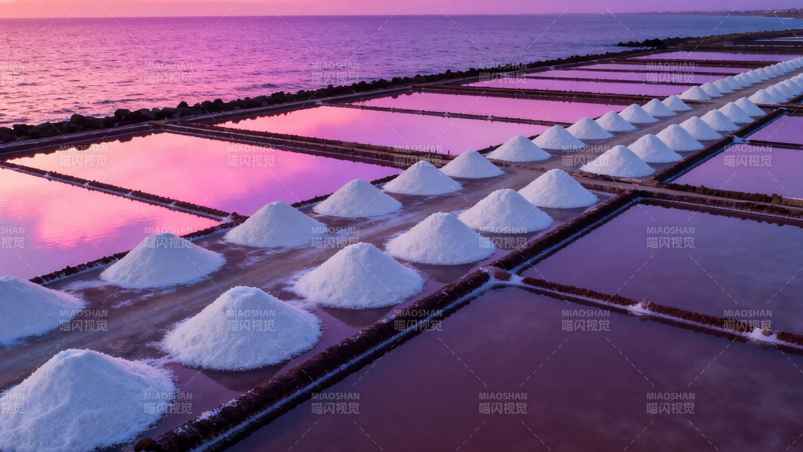 粉霞盐田 雪堆映海光图片