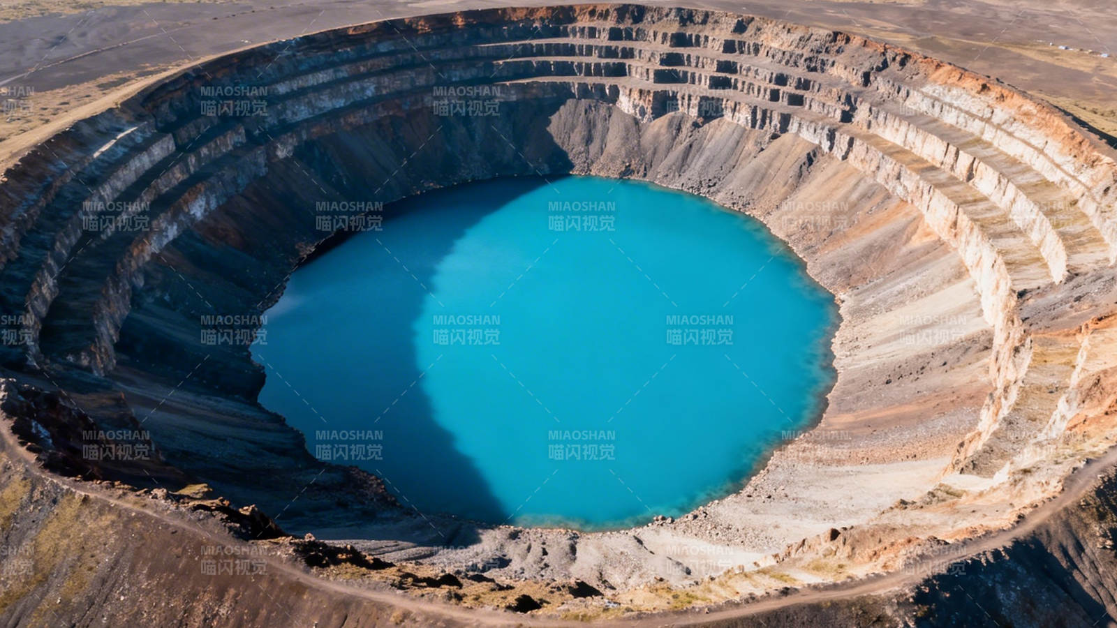 矿坑湖 碧蓝深渊映天光图片