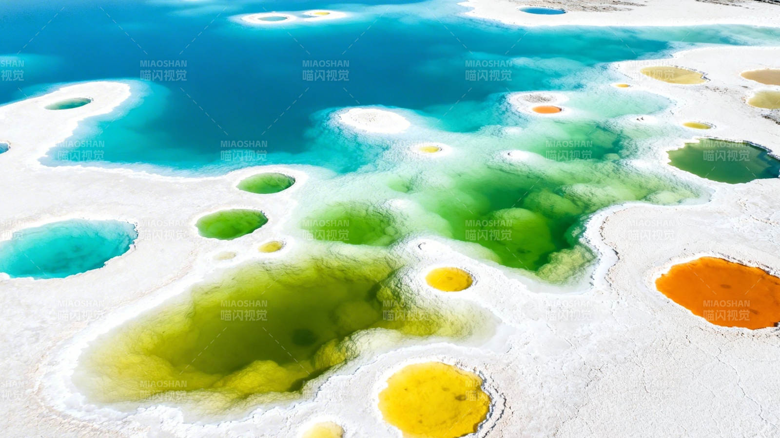 彩池斑斓如调色盘图片