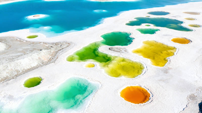 彩池如调色盘 大地艺术图片