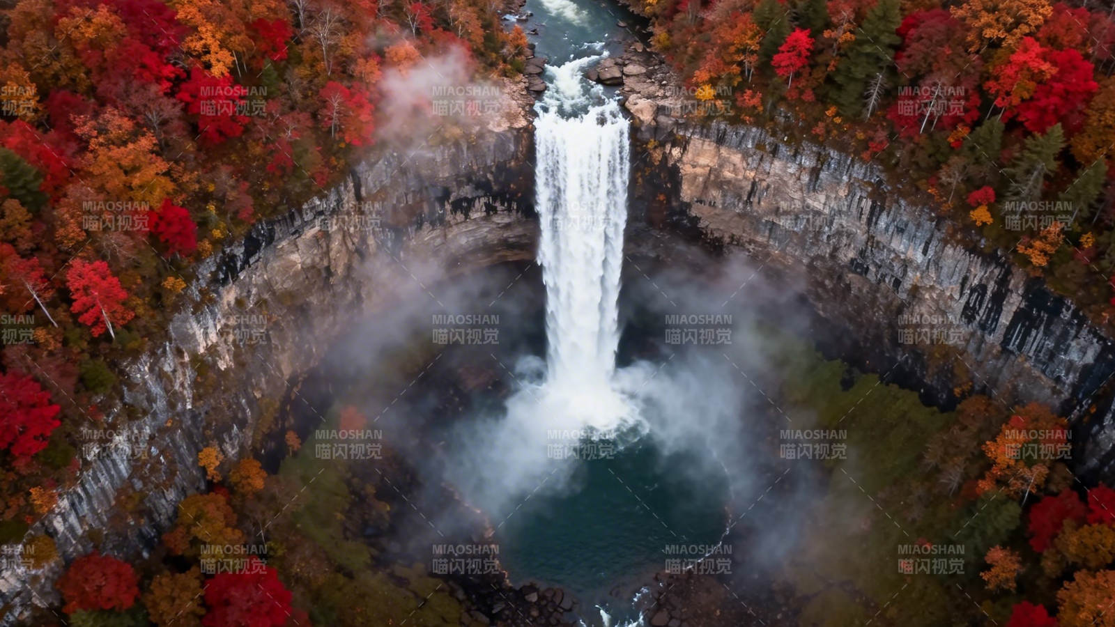 秋瀑飞泻 彩林环抱图片