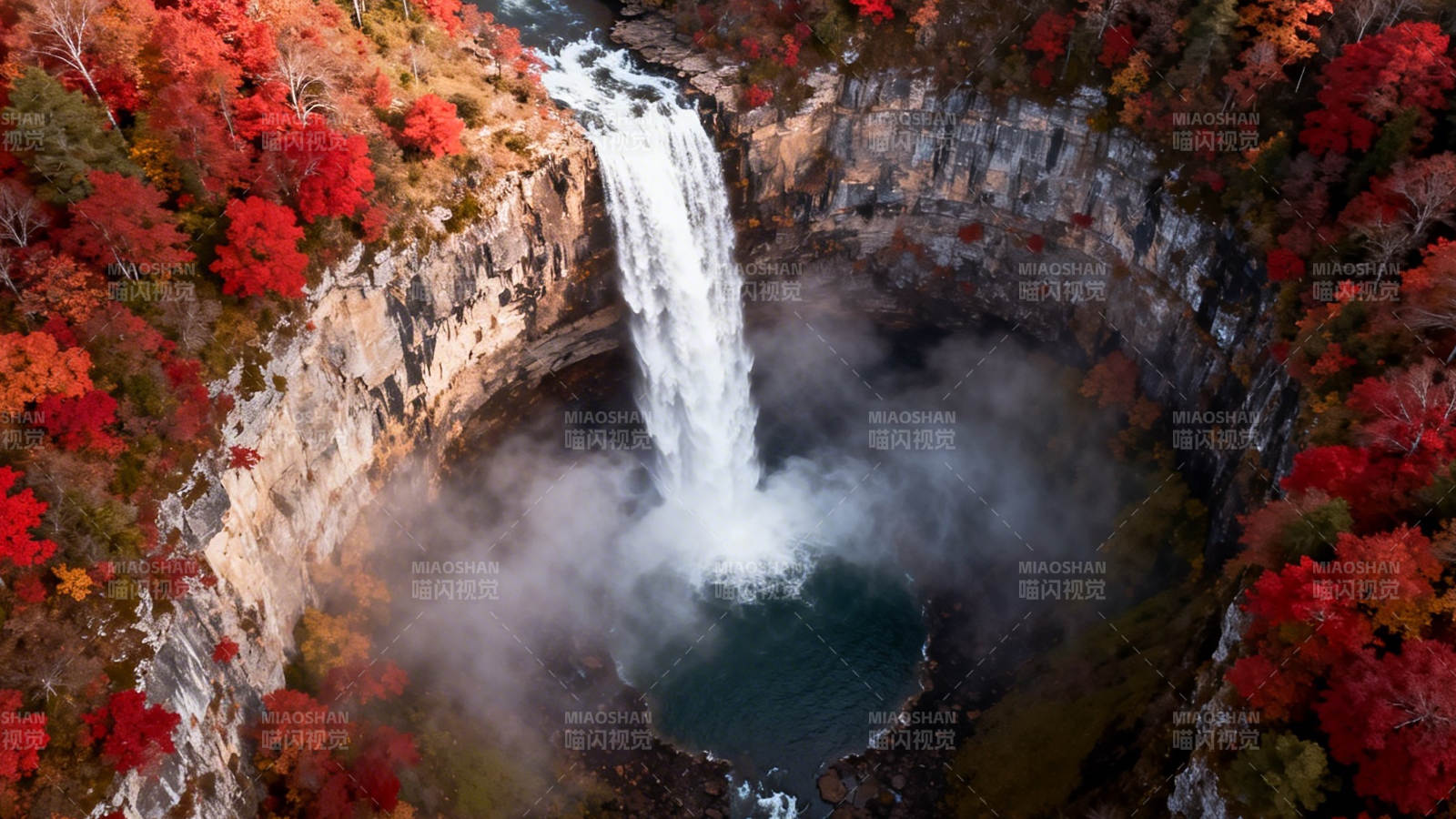 秋瀑飞泻 红叶环抱深潭图片
