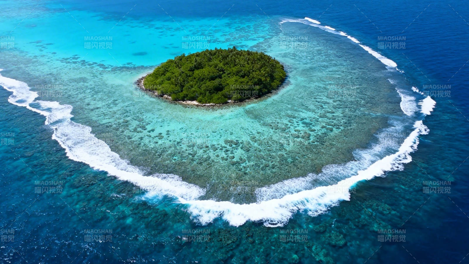 碧海环抱绿岛 浪花轻吻珊瑚礁图片