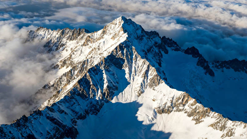雪山之巅 云海缭绕图片