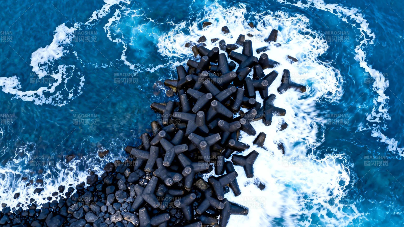 海浪冲击防波堤图片