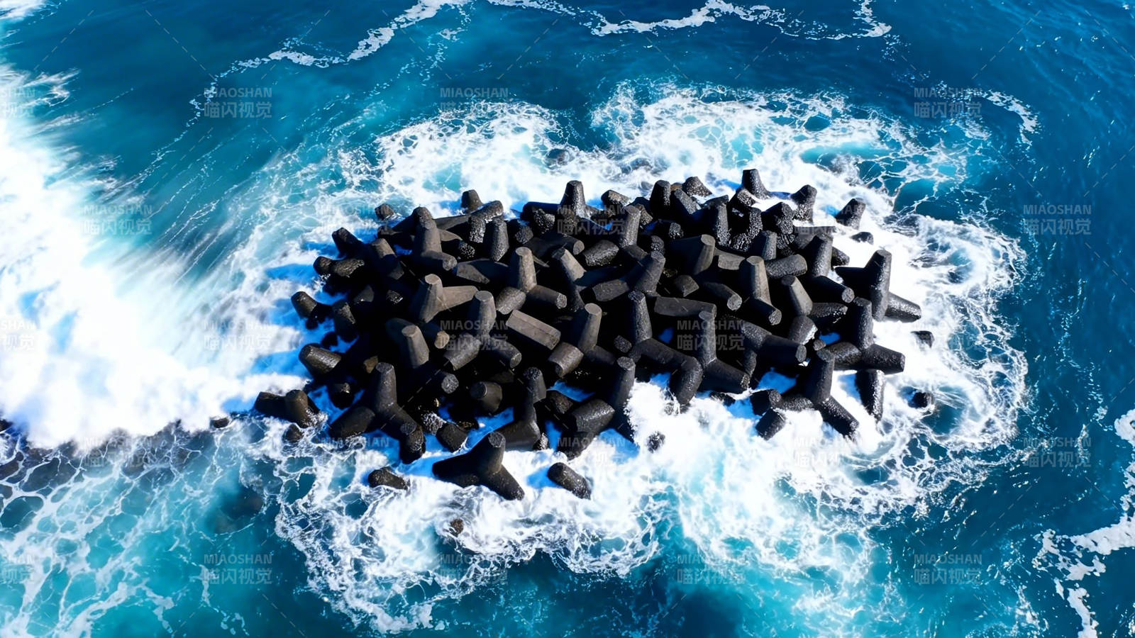 海浪冲击防波堤图片