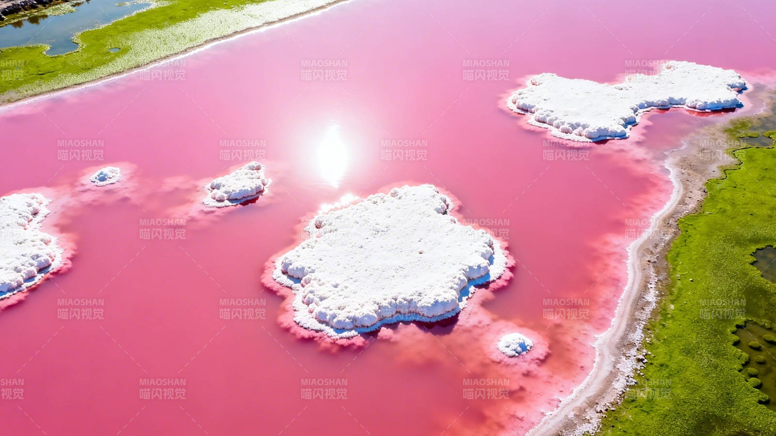 粉红盐湖 云影如画图片