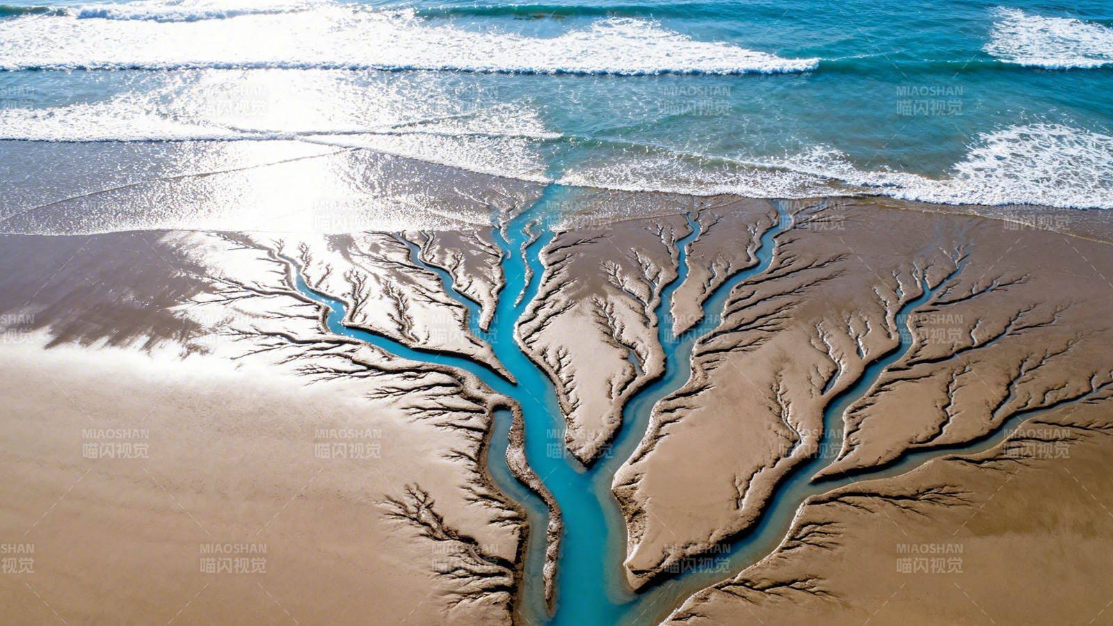 沙滩上的蓝色河流图案图片