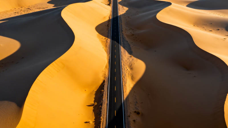 沙漠公路 金色沙海中的黑丝带图片