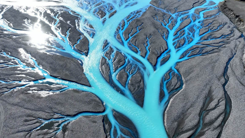 冰蓝河网如树脉蜿蜒图片