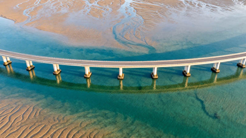 海天一色 桥卧碧波间图片