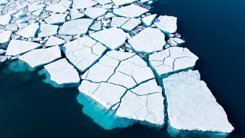 冰裂浮海 寒光映碧蓝图片