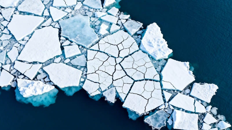 冰裂浮冰 深蓝海域奇观图片