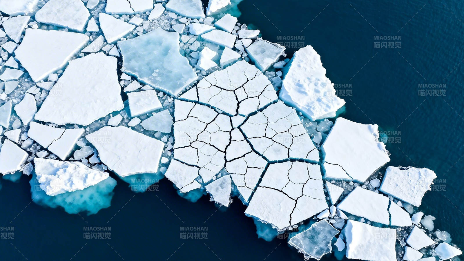 冰裂浮冰 深蓝海域奇观图片