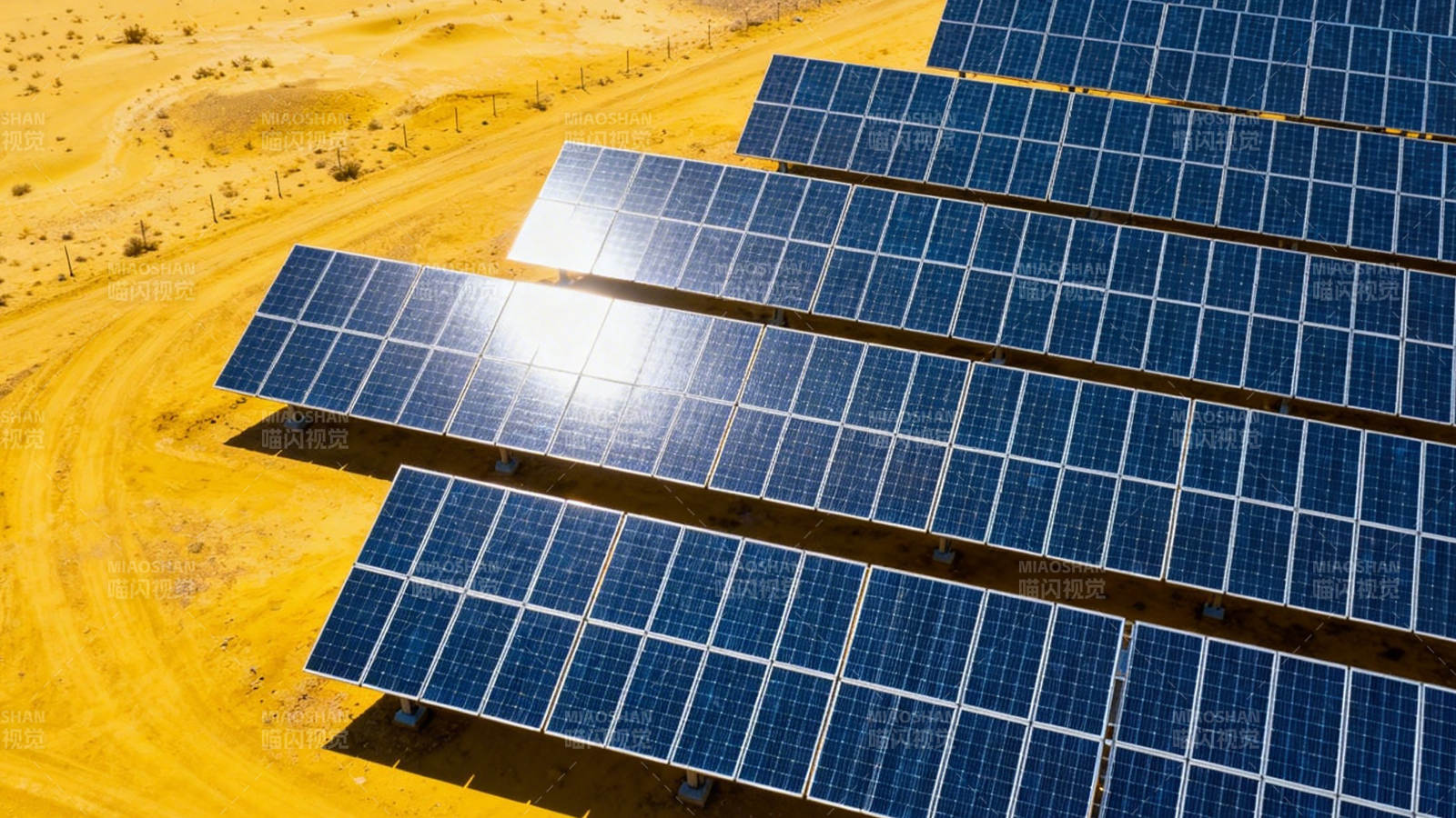 沙漠中的太阳能板阵列图片