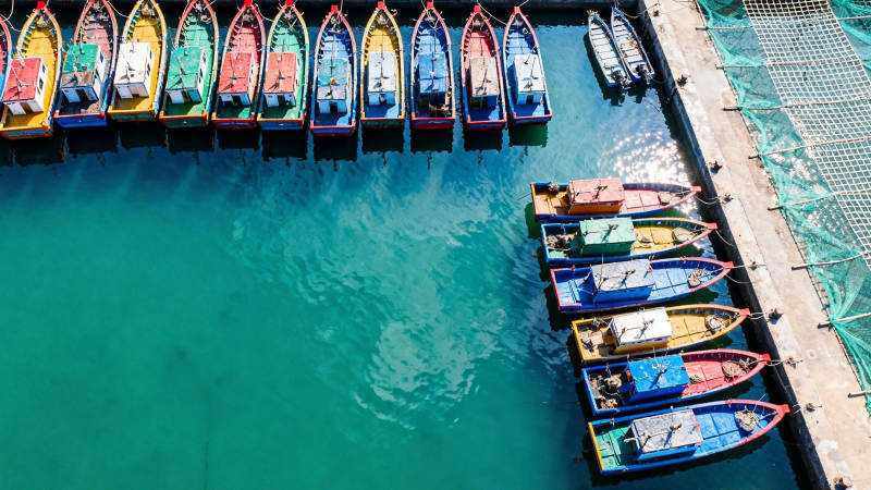 彩色小船泊碧湾图片