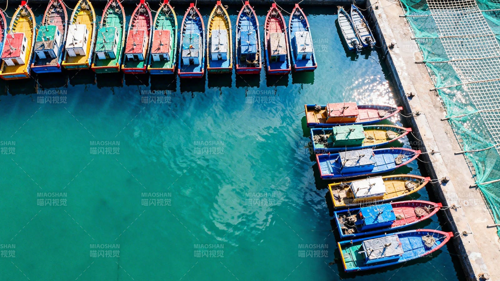 彩色小船泊碧湾图片