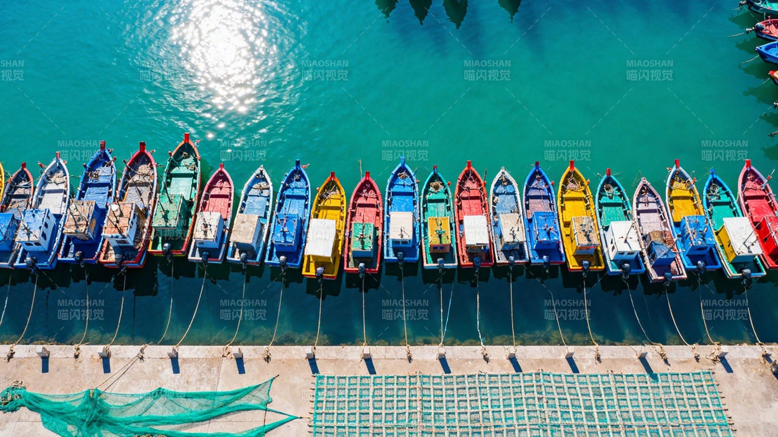 彩船列队 碧海波光粼粼图片