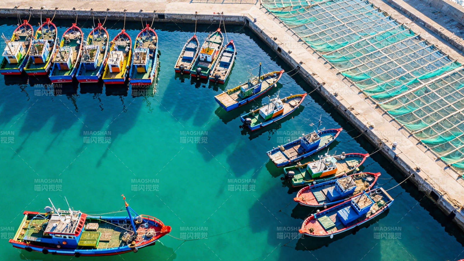 渔港彩船静泊碧海中图片