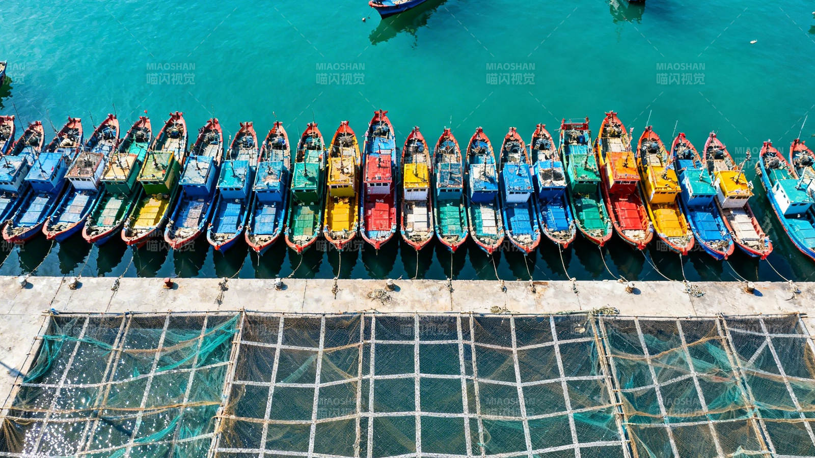 彩色小船排排坐 碧海如镜映彩虹图片