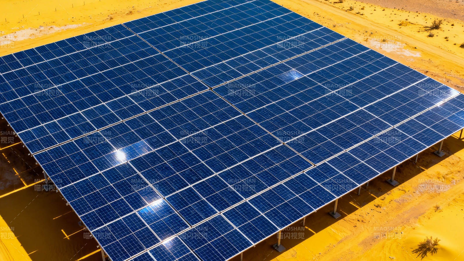 沙漠中的蓝色光伏矩阵图片