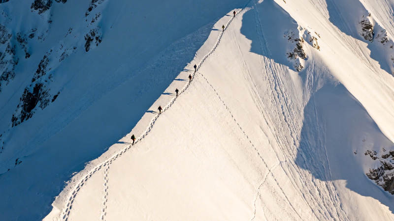 雪山脊线徒步者剪影图片