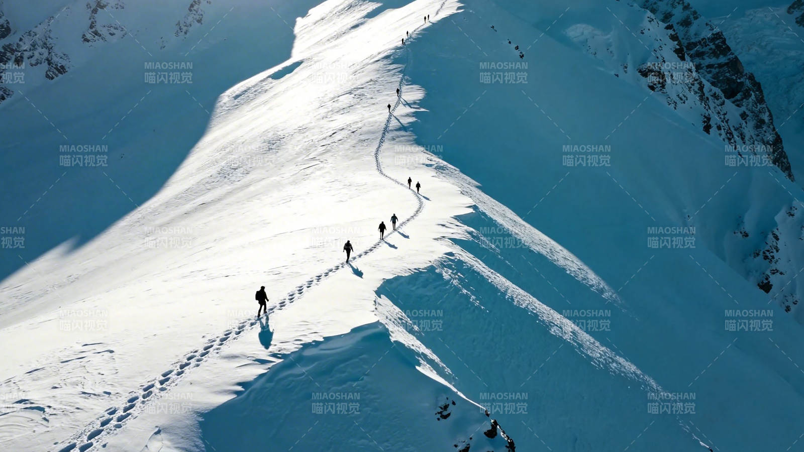 雪山徒步者队列前行图片