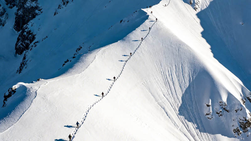 雪山脊线徒步者队列图片