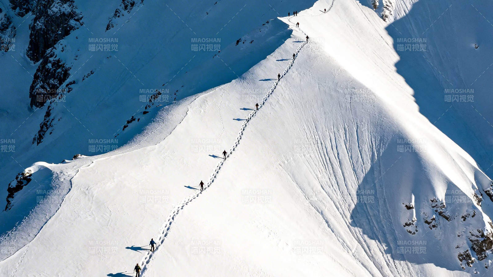雪山脊线徒步者队列图片