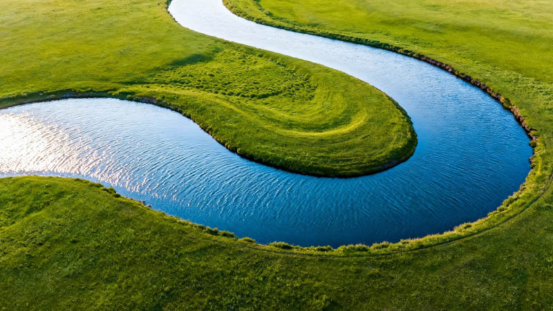 碧草如茵 曲水蜿蜒图片