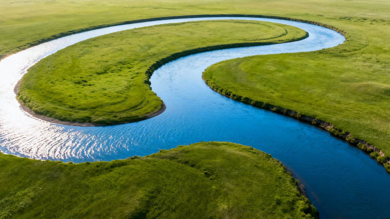 碧水绕绿野 蜿蜒如丝带图片