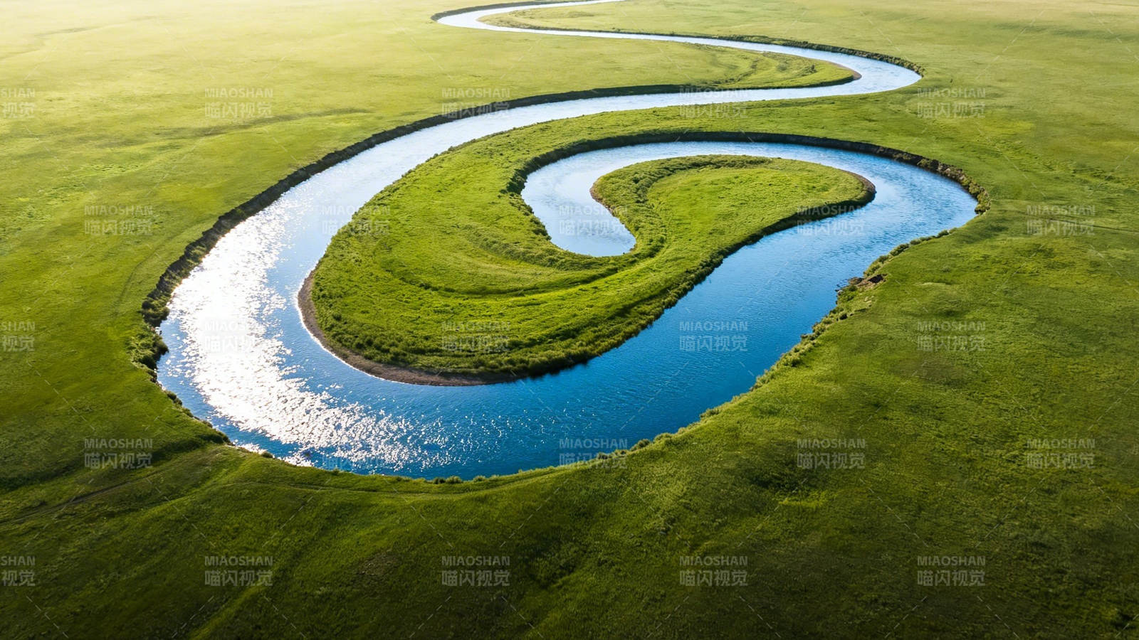 草原玉带 蜿蜒碧水图片