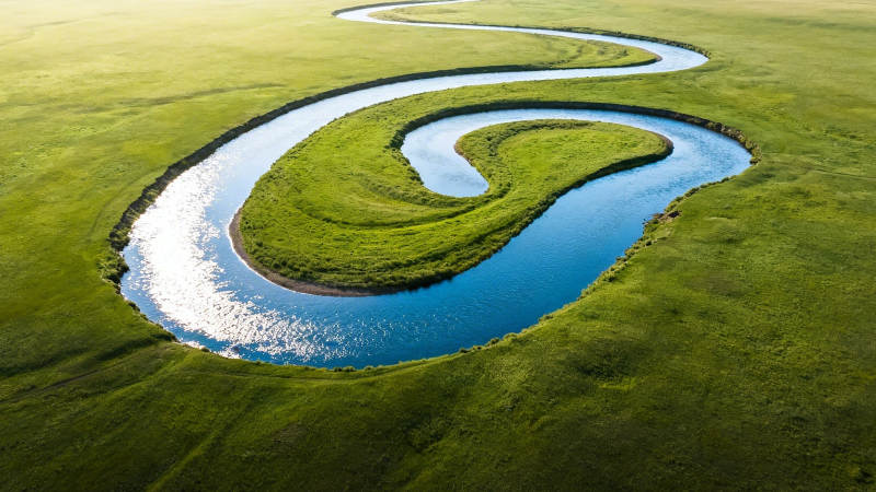 草原玉带 蜿蜒碧水图片