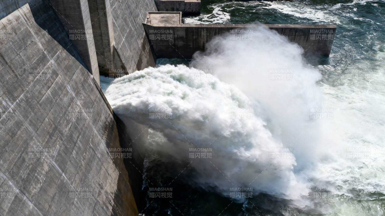 大坝泄洪 水势磅礴图片