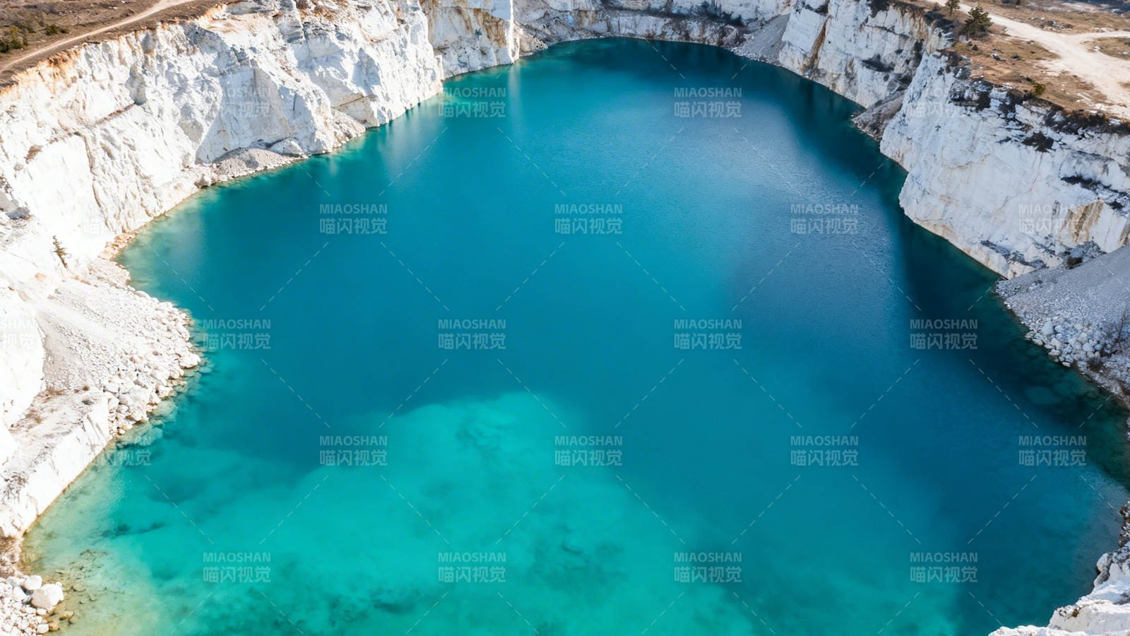 碧蓝矿坑湖 宛如翡翠镶嵌大地图片